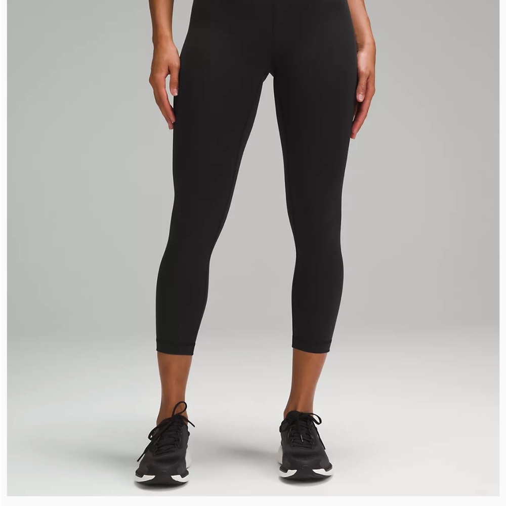 Lululemon Wunder Train black cropped leggings.